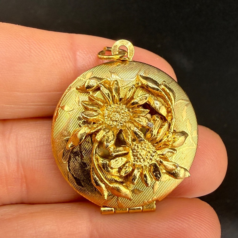 Vintage Estate Locket Gold Tone Flower Round Etched Pendant 1in